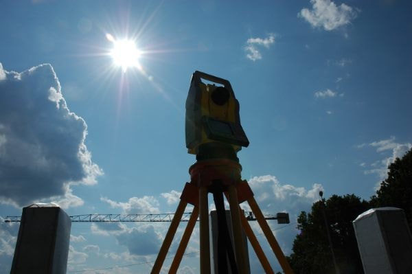 Sprzęt geodezyjny w terenie